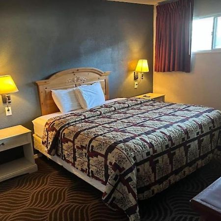 Love Hotels Western Holiday By Oyo At Harlan Lake Ne アルマ エクステリア 写真