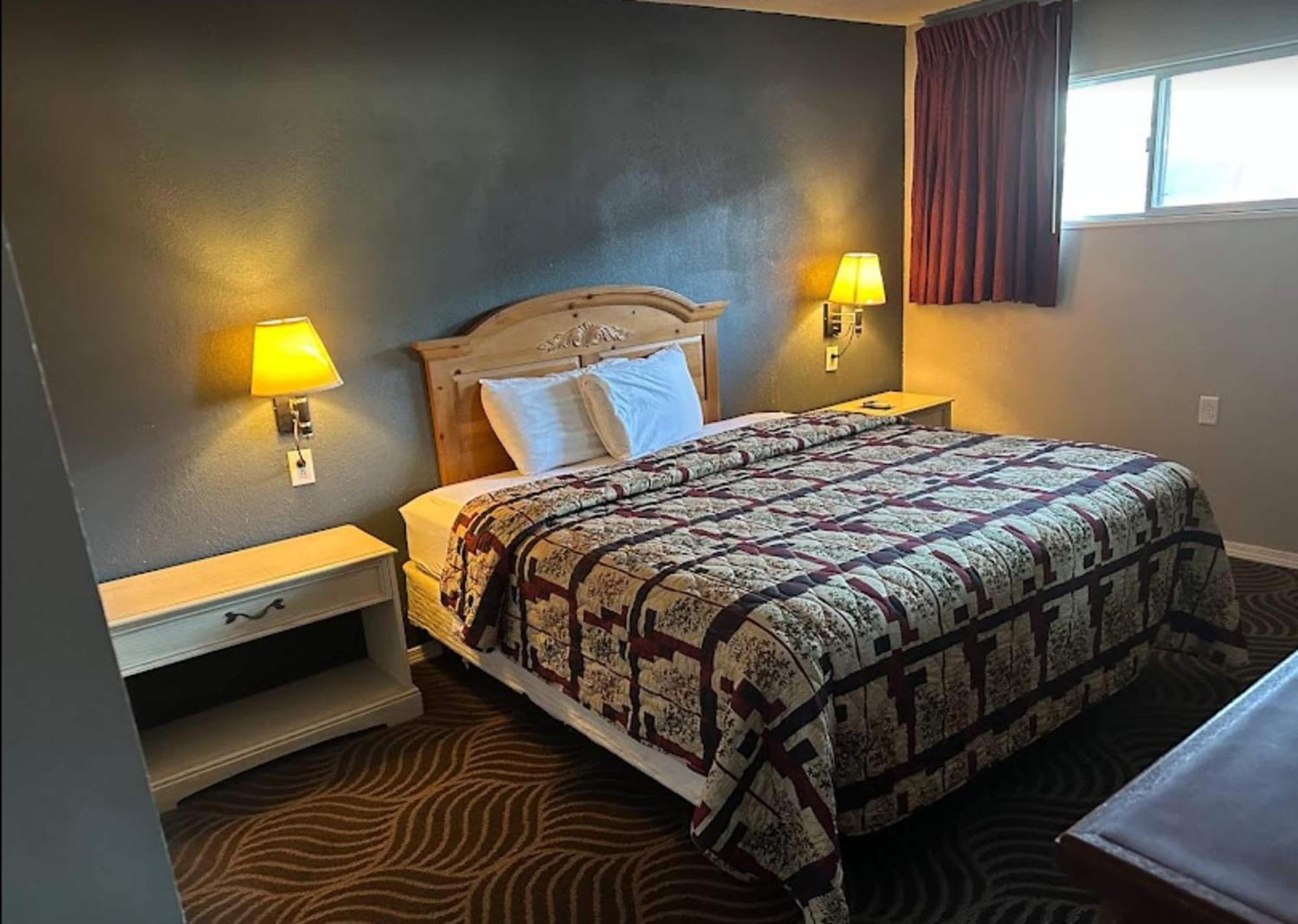 Love Hotels Western Holiday By Oyo At Harlan Lake Ne アルマ エクステリア 写真