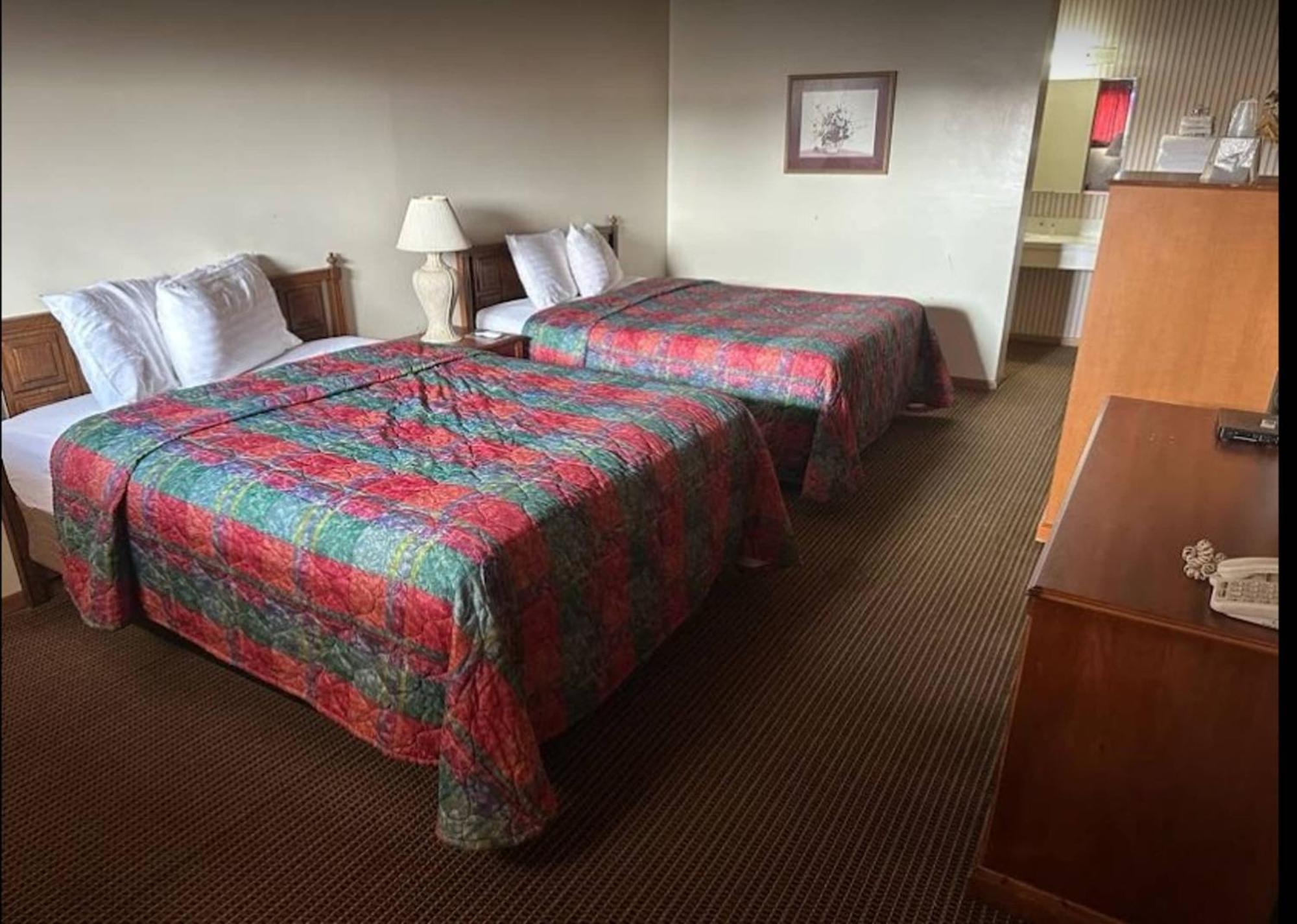 Love Hotels Western Holiday By Oyo At Harlan Lake Ne アルマ エクステリア 写真