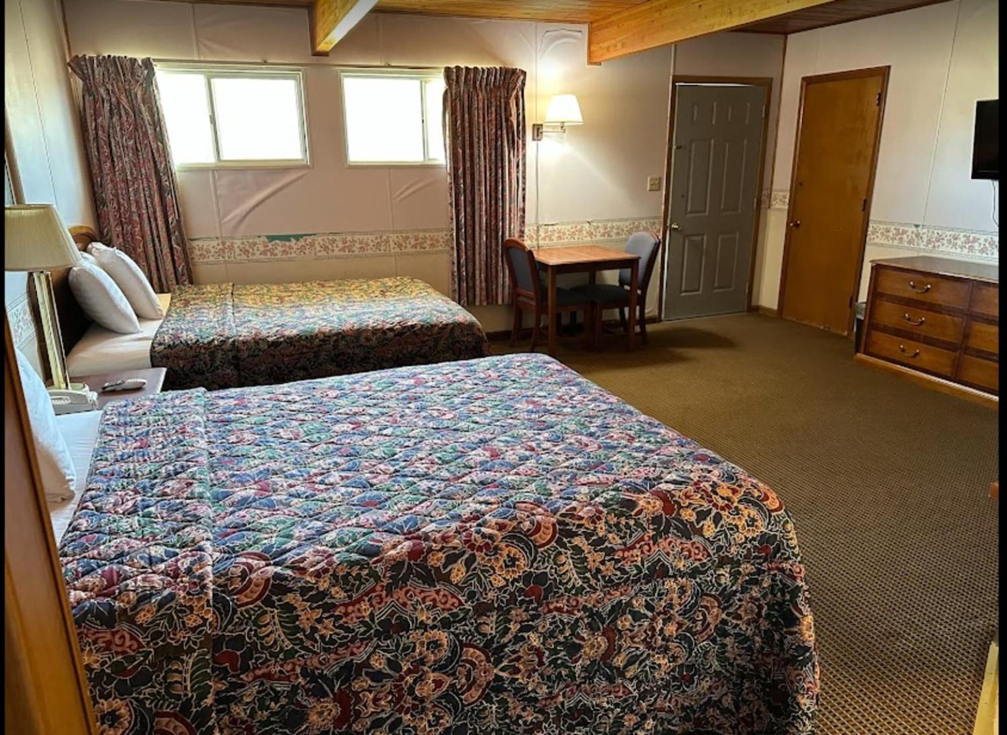 Love Hotels Western Holiday By Oyo At Harlan Lake Ne アルマ エクステリア 写真