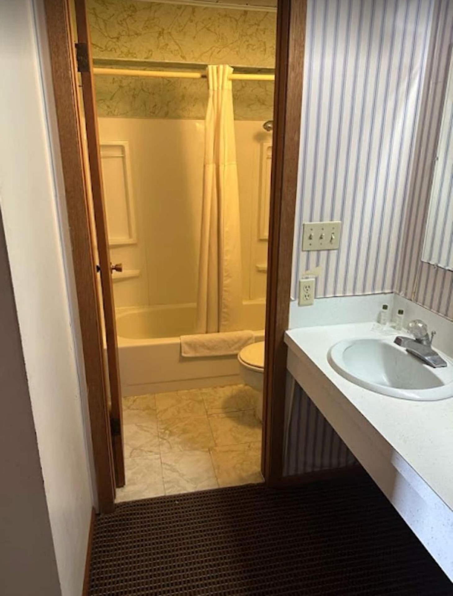Love Hotels Western Holiday By Oyo At Harlan Lake Ne アルマ エクステリア 写真