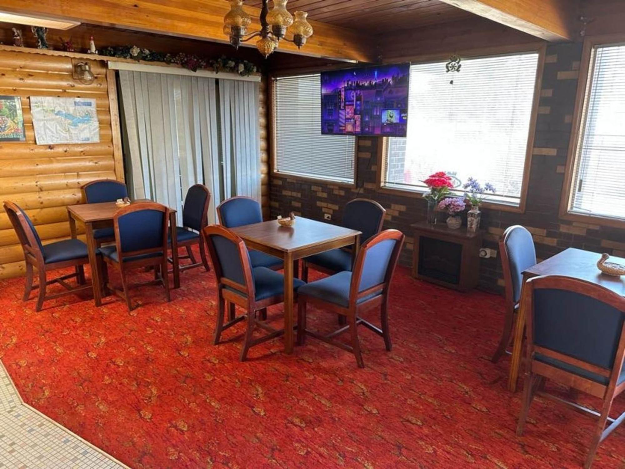 Love Hotels Western Holiday By Oyo At Harlan Lake Ne アルマ エクステリア 写真