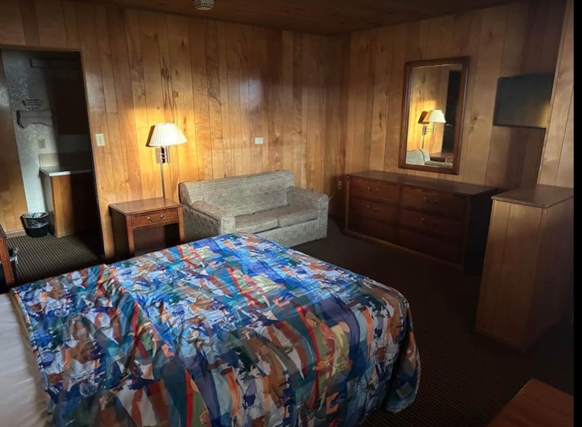 Love Hotels Western Holiday By Oyo At Harlan Lake Ne アルマ エクステリア 写真