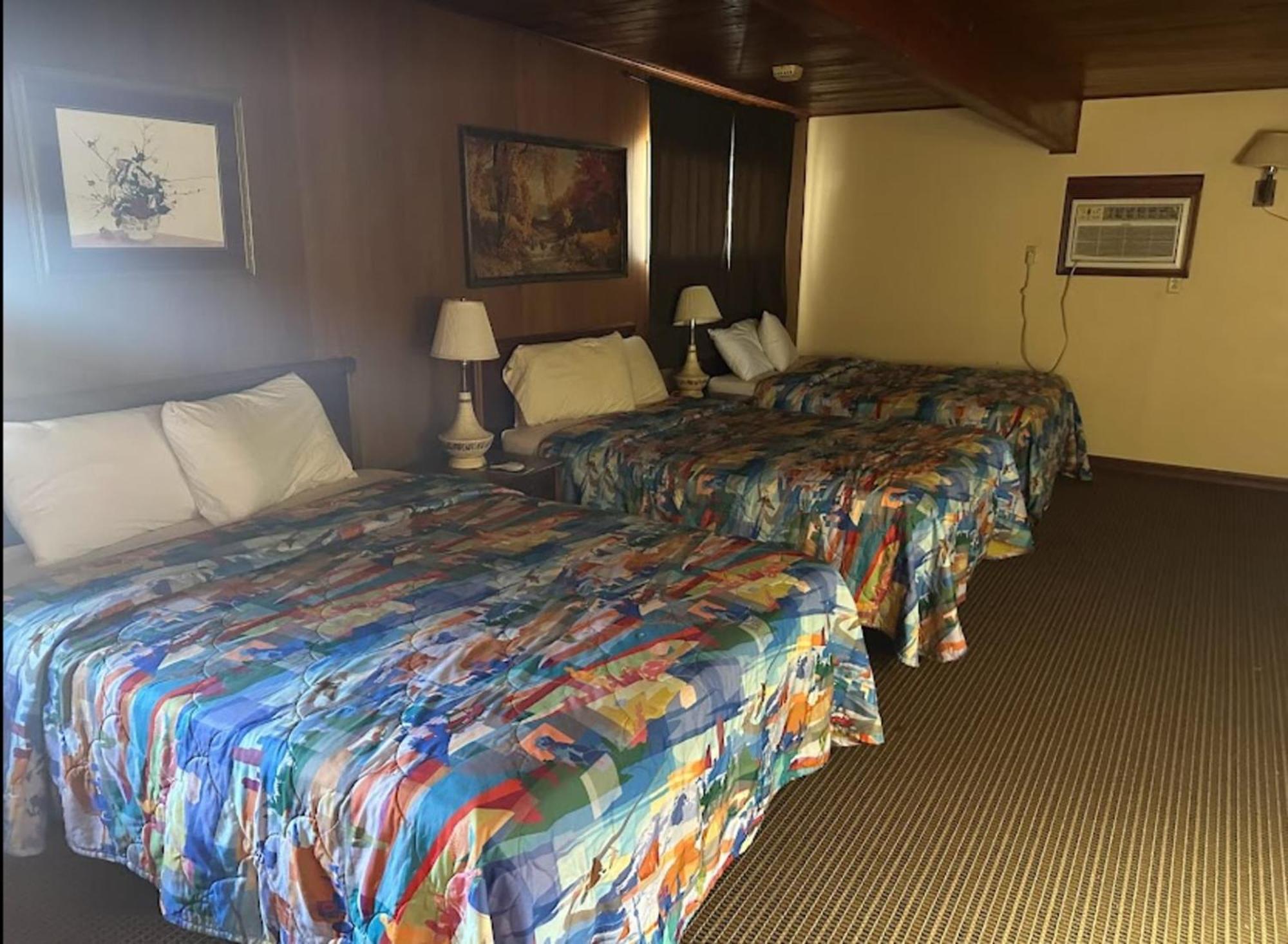 Love Hotels Western Holiday By Oyo At Harlan Lake Ne アルマ エクステリア 写真