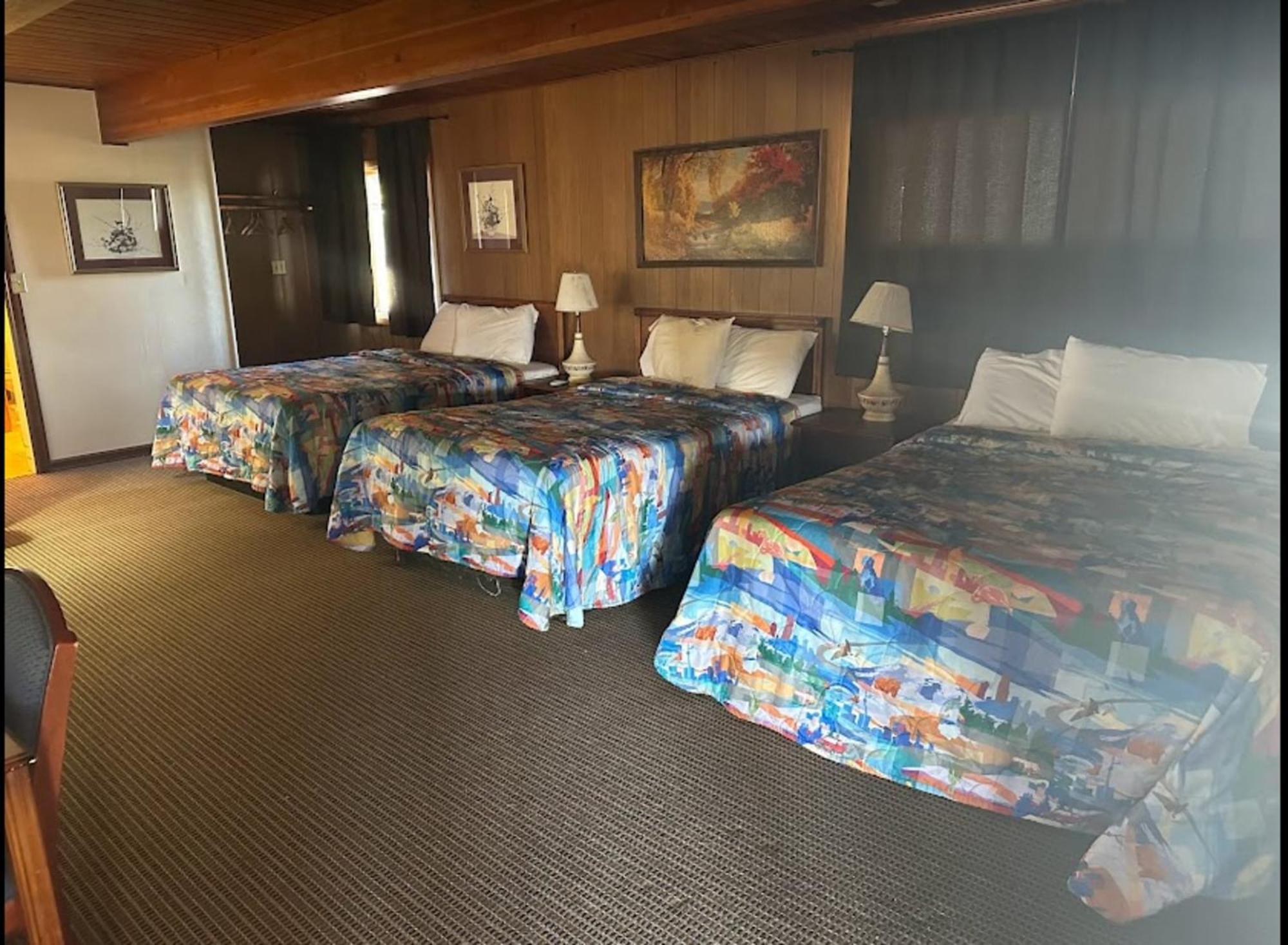 Love Hotels Western Holiday By Oyo At Harlan Lake Ne アルマ エクステリア 写真