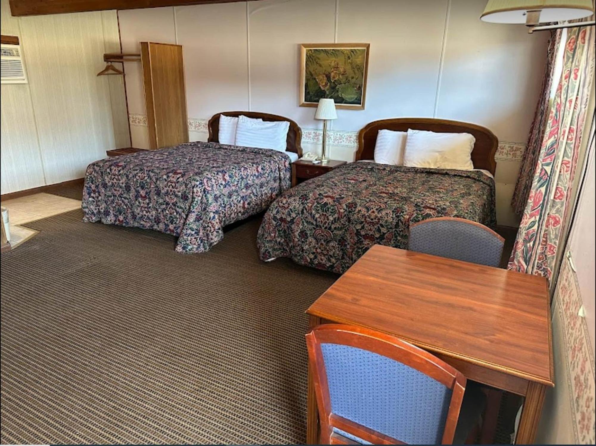 Love Hotels Western Holiday By Oyo At Harlan Lake Ne アルマ エクステリア 写真