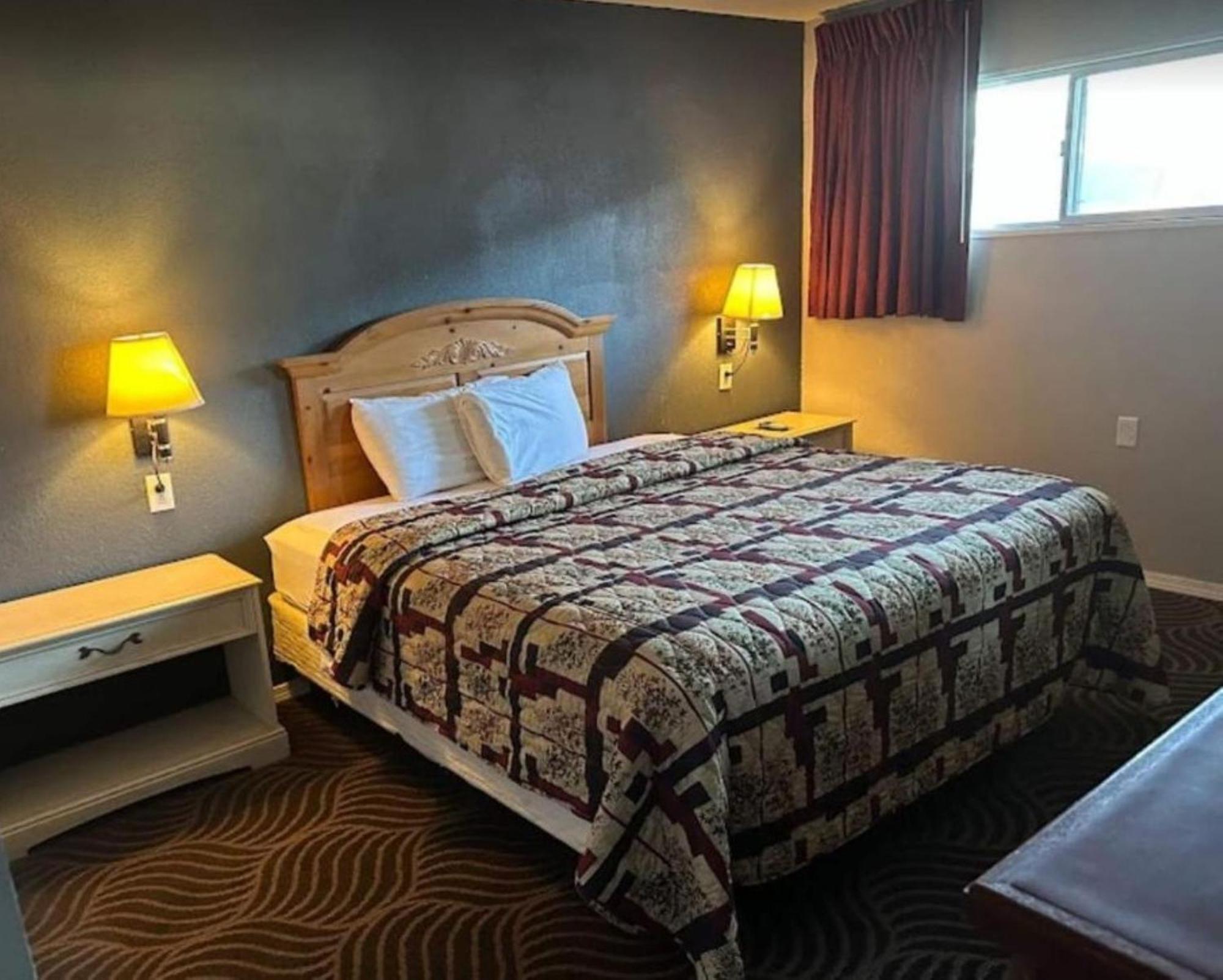 Love Hotels Western Holiday By Oyo At Harlan Lake Ne アルマ エクステリア 写真