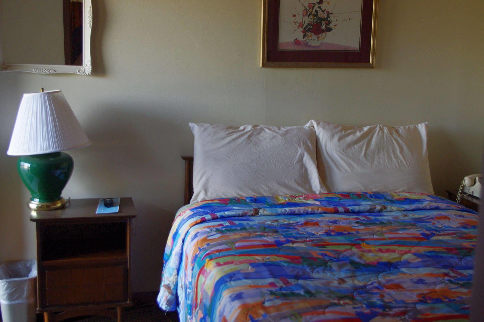 Love Hotels Western Holiday By Oyo At Harlan Lake Ne アルマ エクステリア 写真