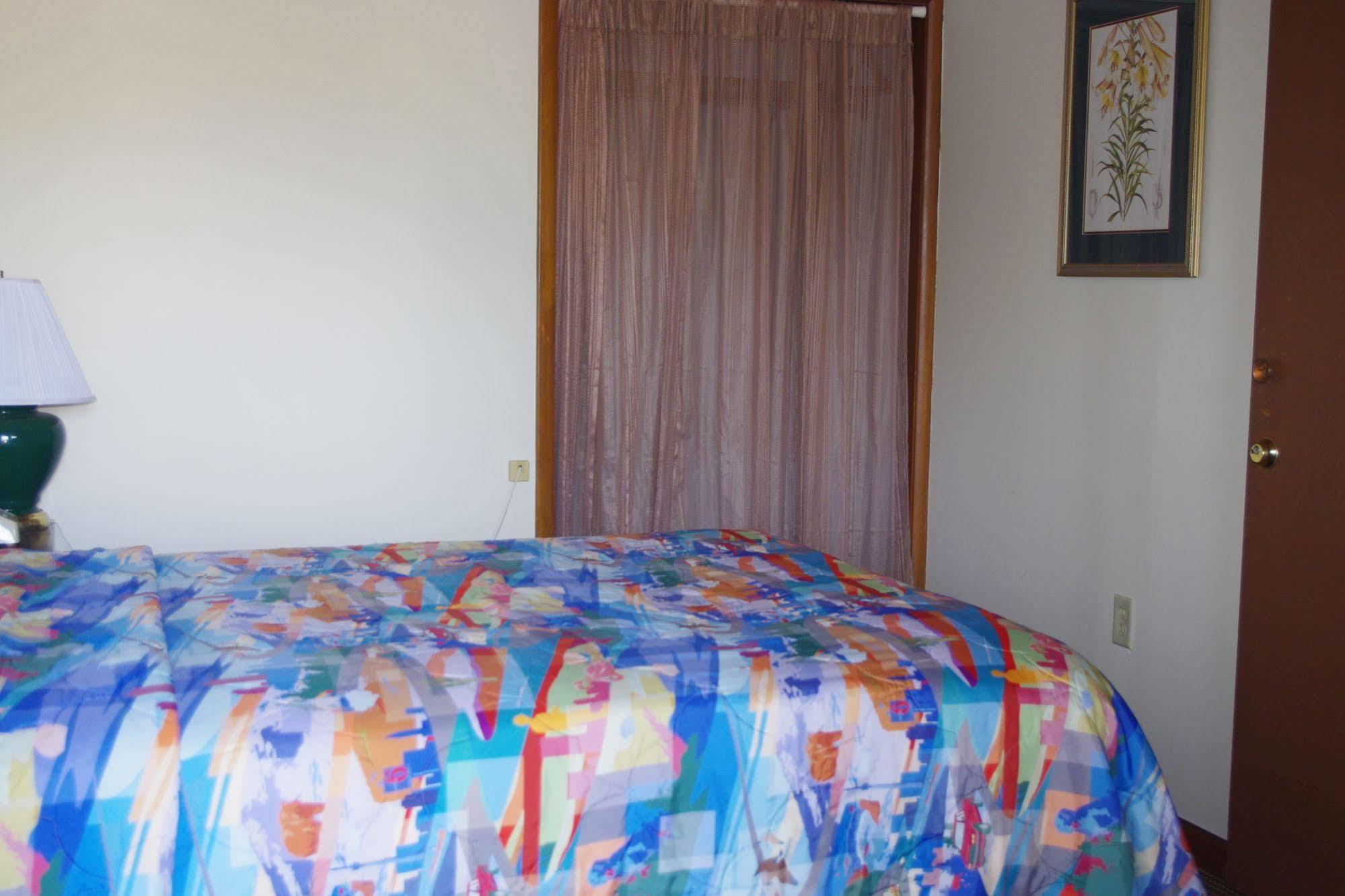 Love Hotels Western Holiday By Oyo At Harlan Lake Ne アルマ エクステリア 写真